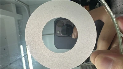 Sgwrio â thywod â laser ar y drych